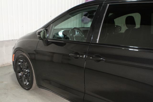 Used 2021 Chrysler Pacifica Touring-L w/ Uconnect Theater Family Group FWD image 43