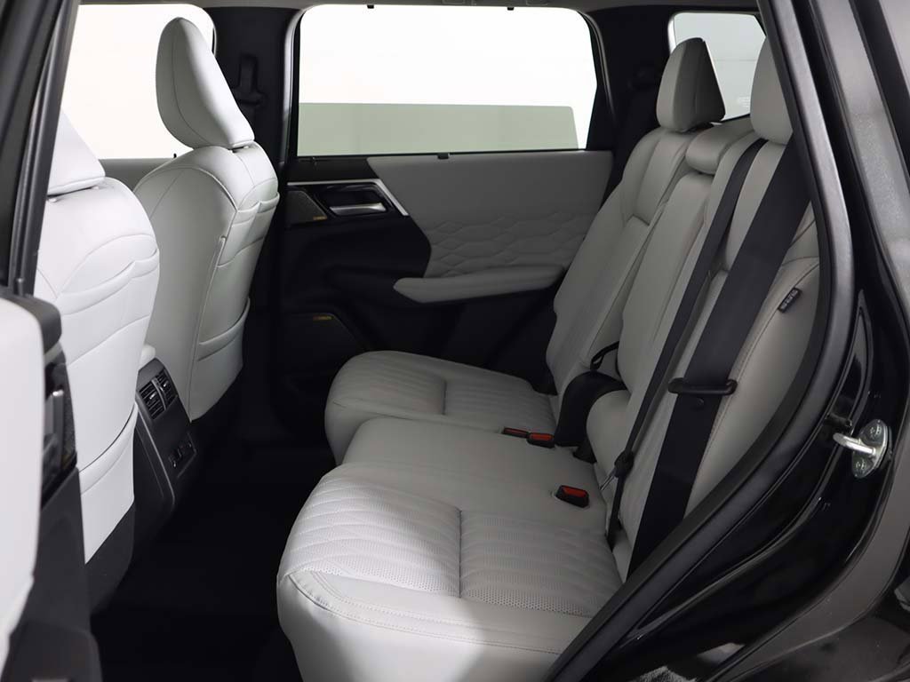New 2025 Mitsubishi Outlander AWD image 34