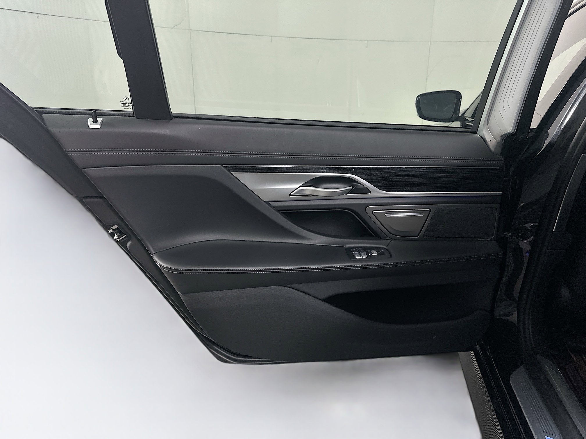 Used 2020 BMW 750i xDrive w/ Executive Package image 27