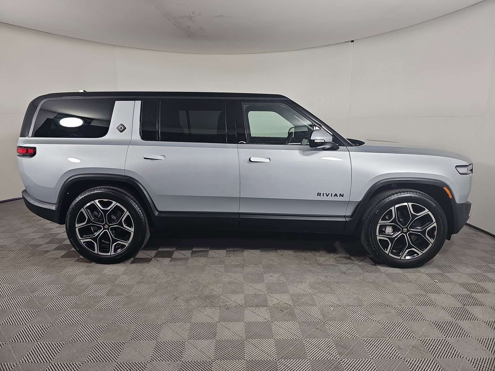 Used 2025 Rivian R1S Adventure AWD/4WD image 6