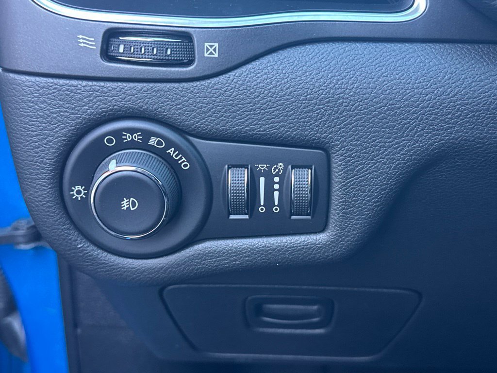 Used 2020 Jeep Cherokee Trailhawk w/ Cold Weather Group AWD/4WD image 40