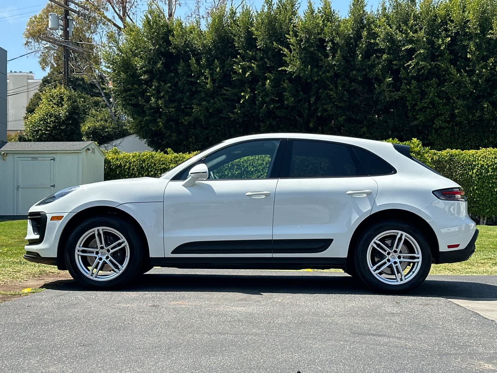 Certified 2025 Porsche Macan AWD/4WD image 2