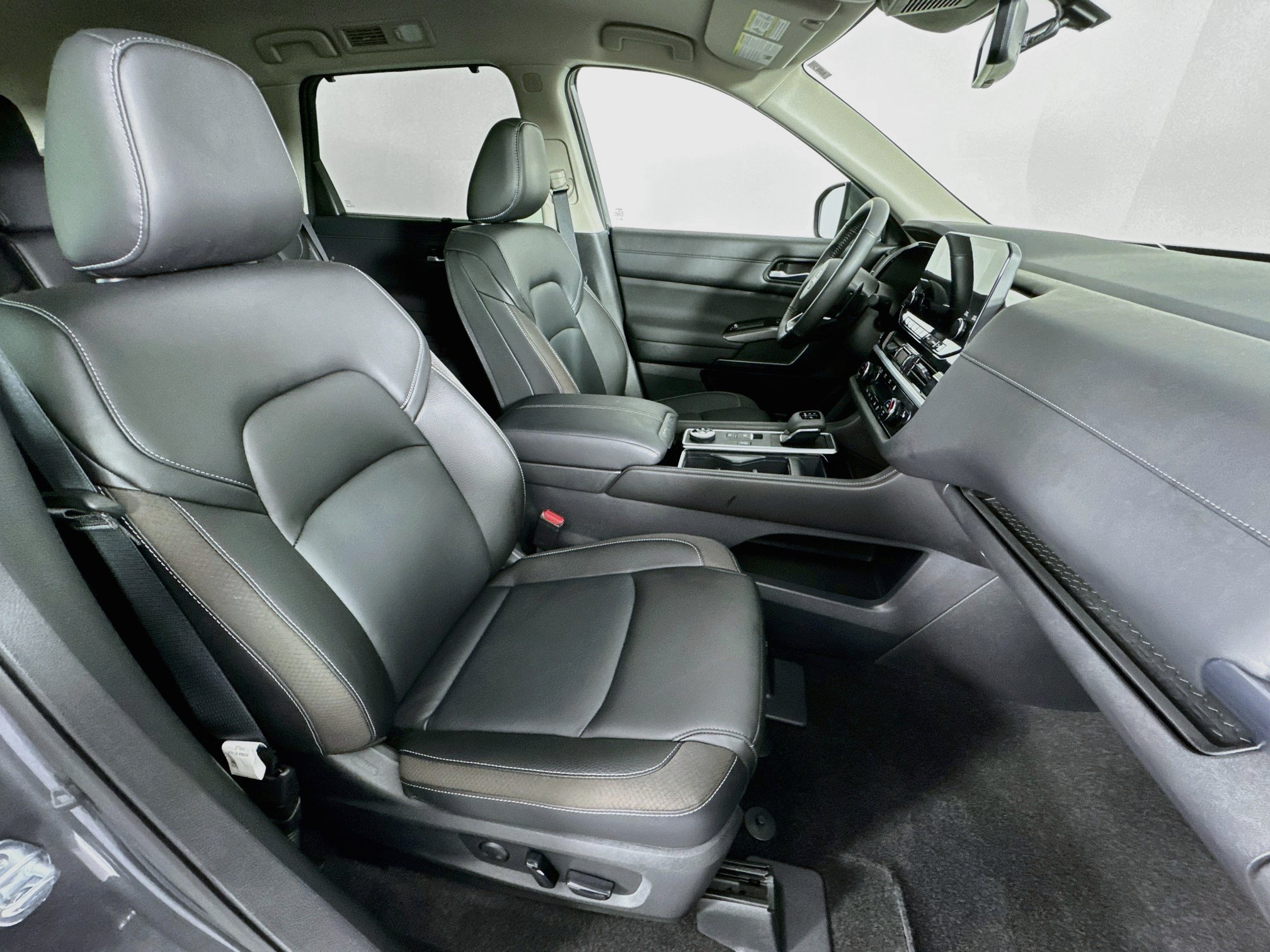 Used 2025 Nissan Pathfinder SL AWD/4WD image 29