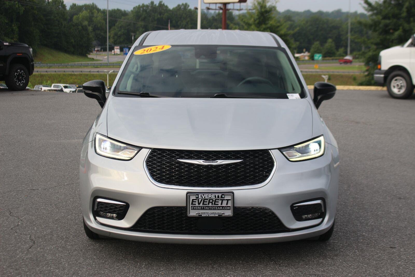 Used 2024 Chrysler Pacifica Touring-L FWD image 2