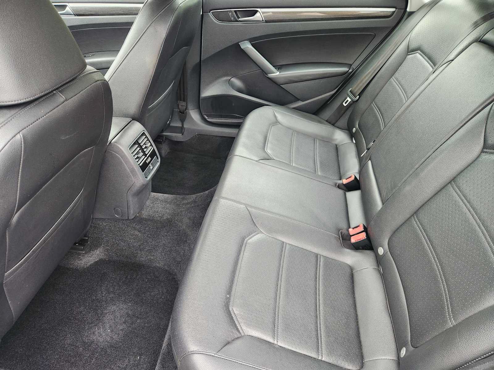 Used 2016 Volkswagen Passat 1.8T SE w/ Lighting Package (P06) FWD image 31