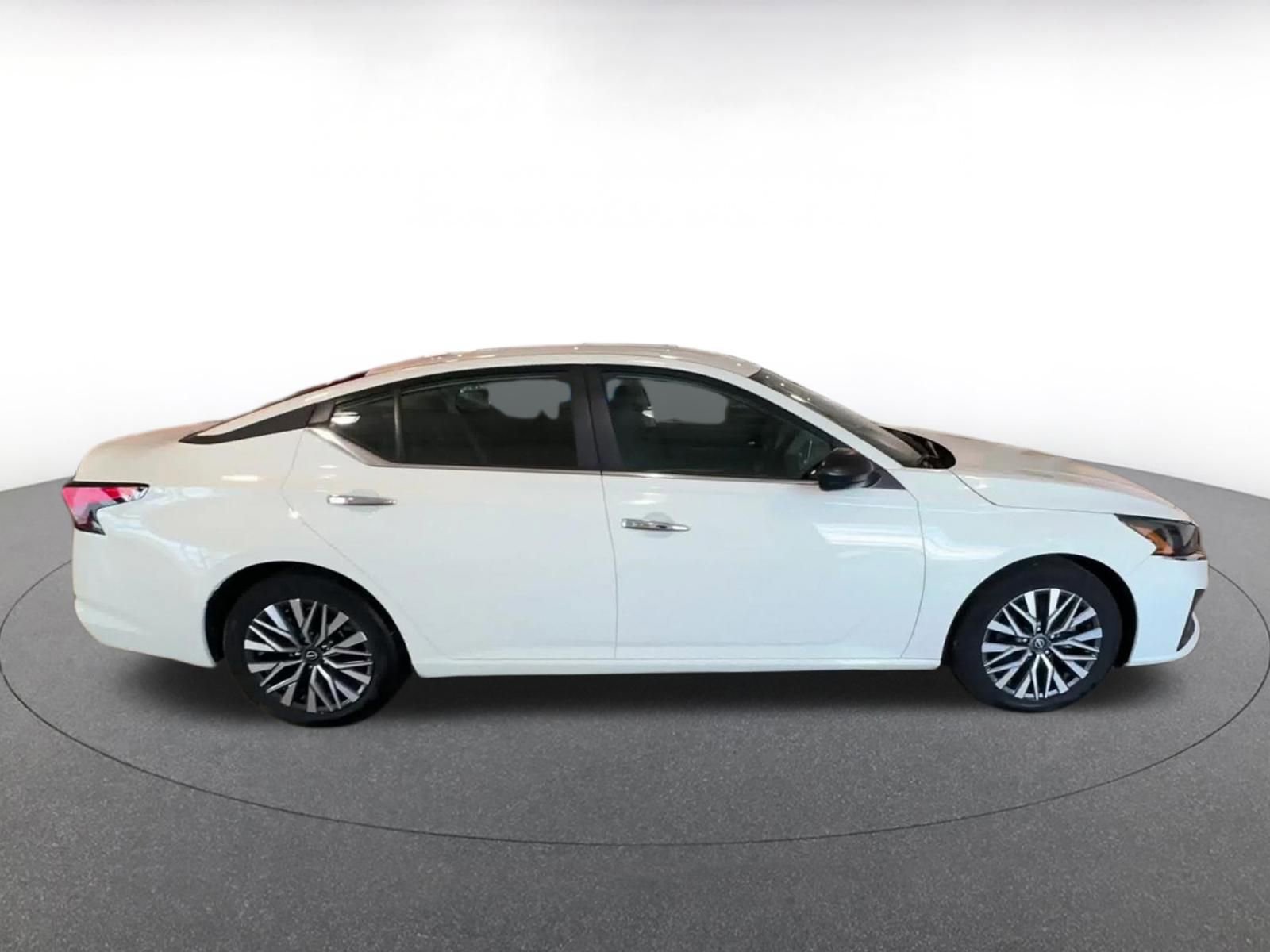 Used 2025 Nissan Altima 2.5 SV image 15