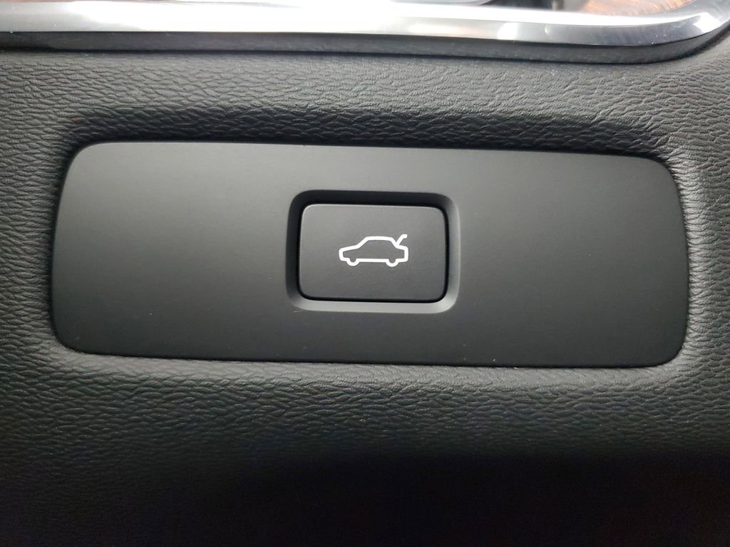 Certified 2025 Volvo XC60 B5 Plus image 37