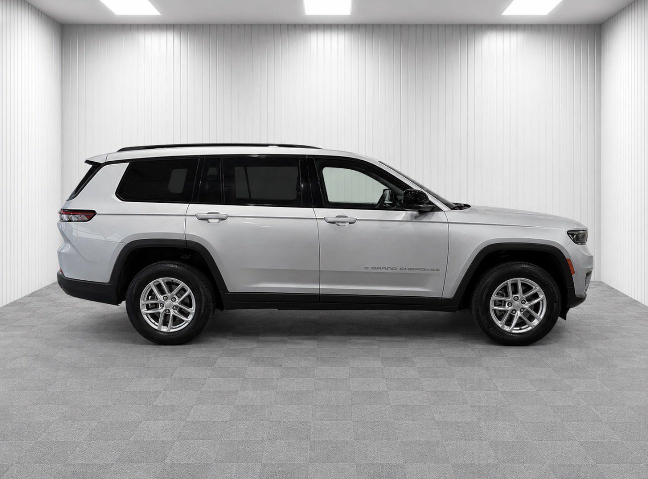 Used 2025 Jeep Grand Cherokee L Laredo RWD image 2