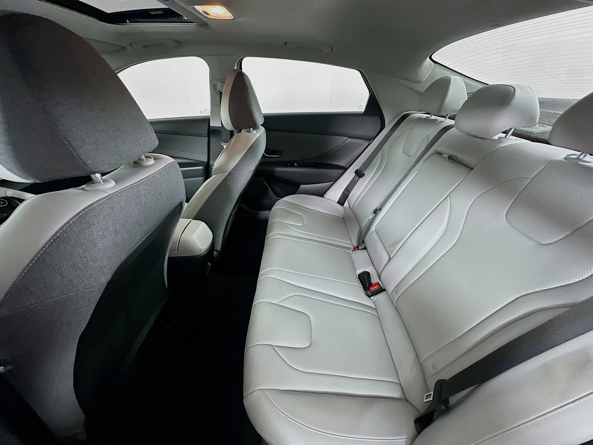 Used 2024 Hyundai Elantra Limited image 28