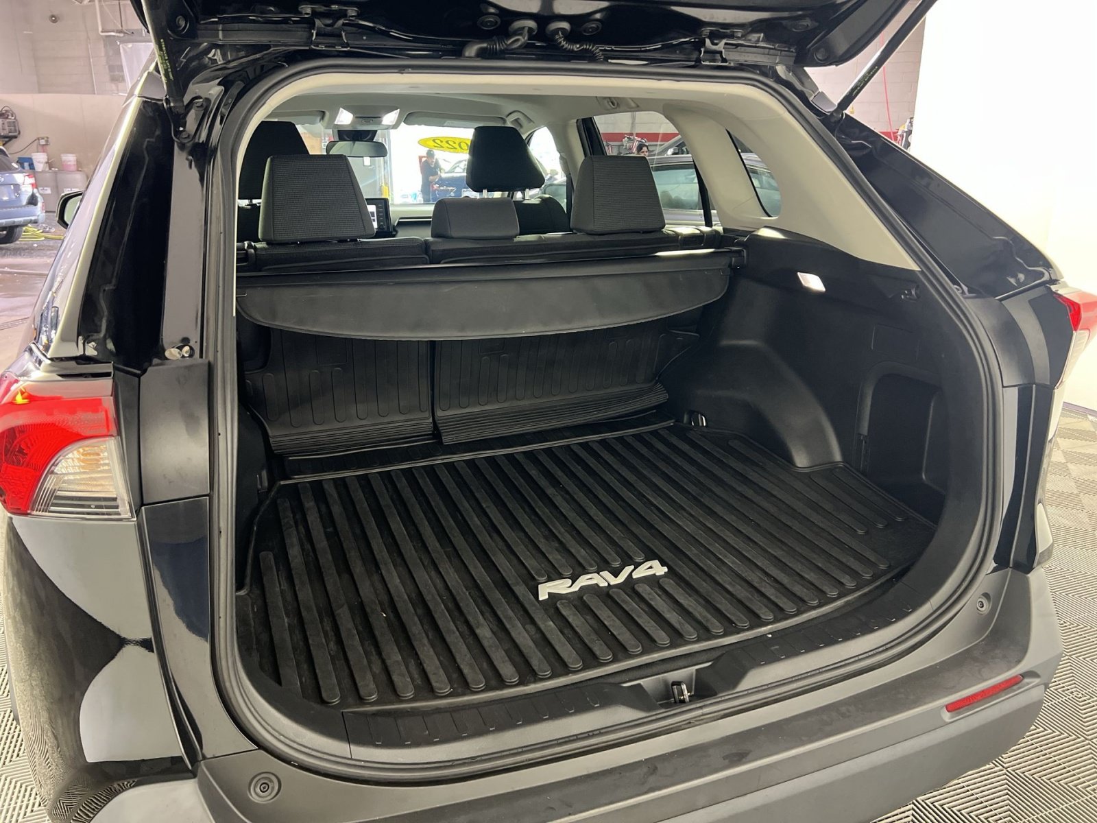 Used 2022 Toyota RAV4 LE AWD/4WD image 27