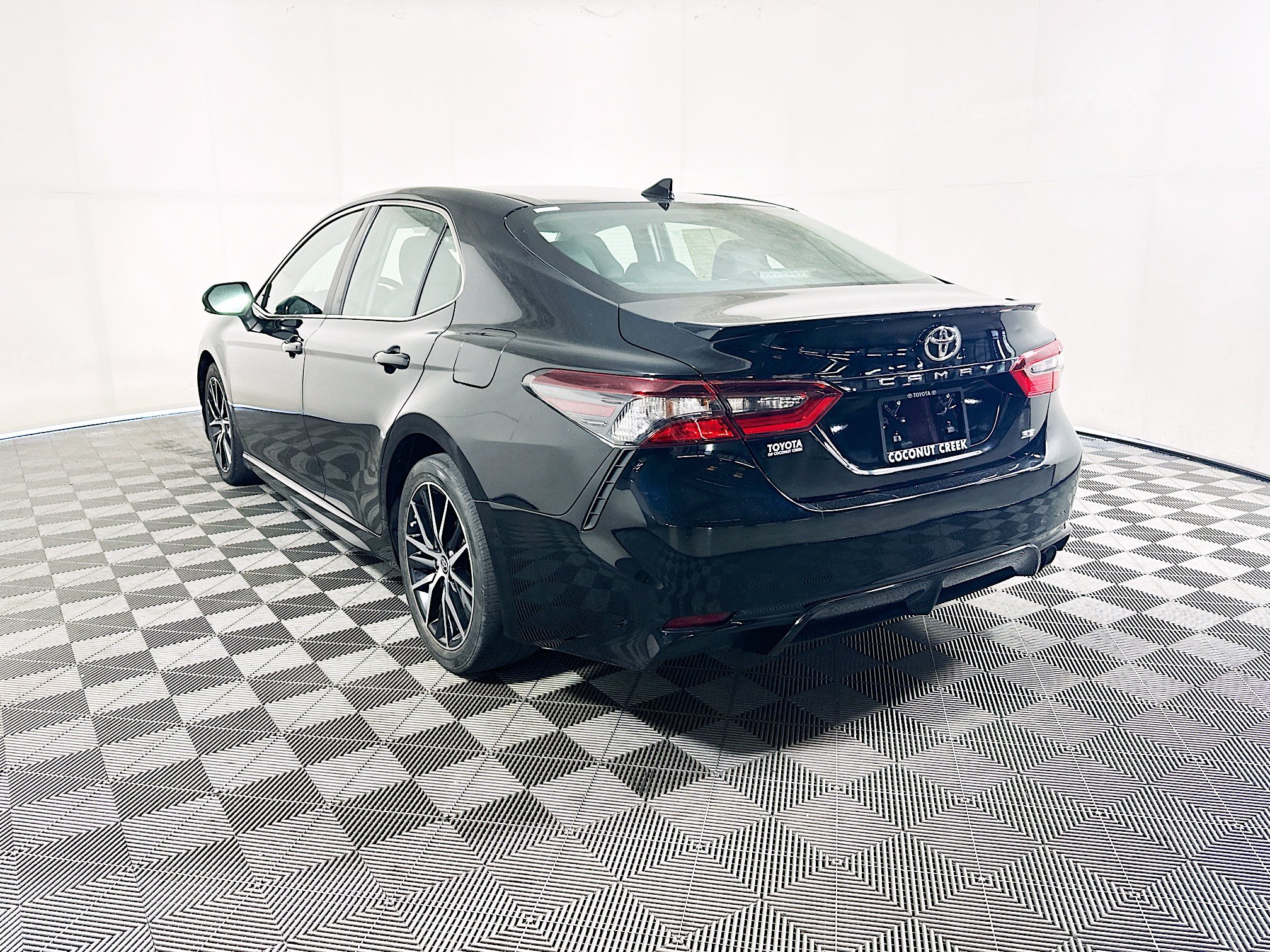 Used 2023 Toyota Camry SE FWD image 5