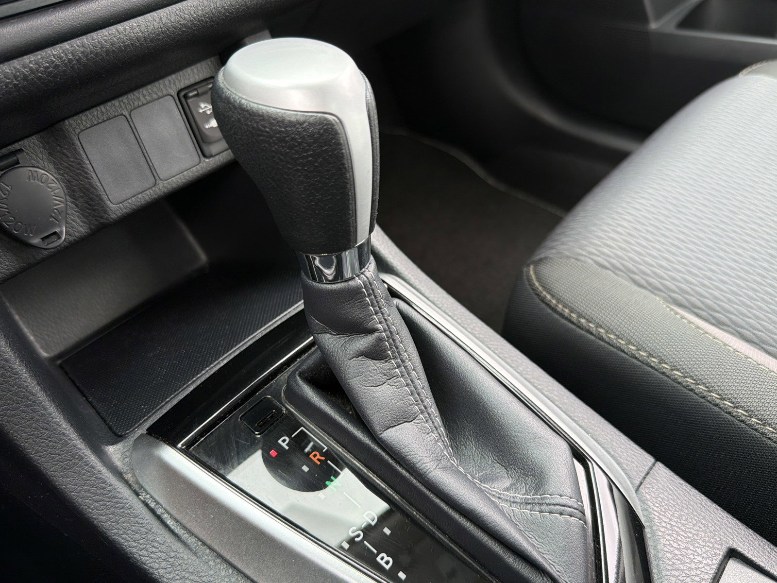 Used 2017 Toyota Corolla LE w/ Carpet Mat Package (TMS) FWD image 23