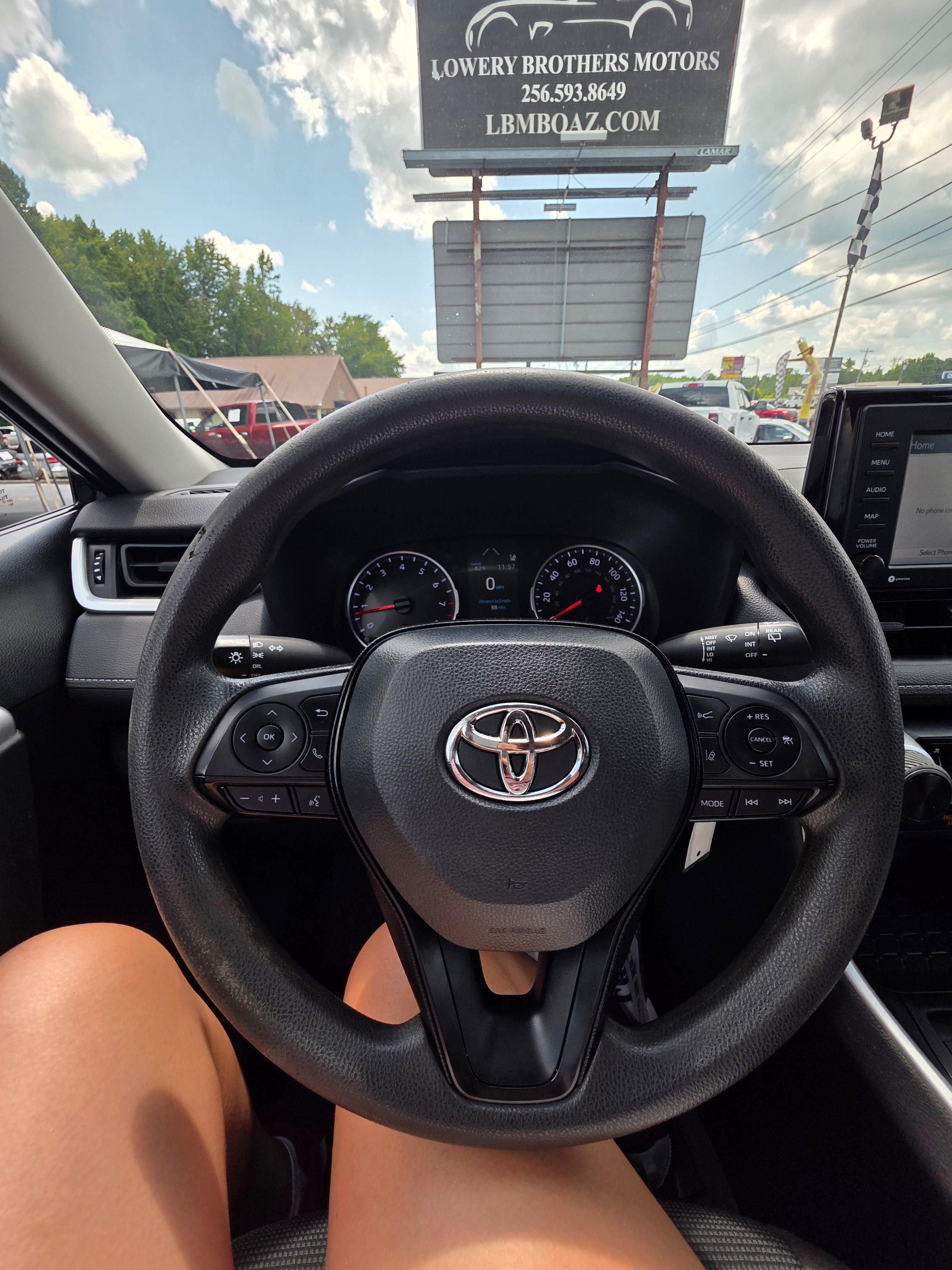Used 2022 Toyota RAV4 LE w/ Carpet Mat Package (TMS) AWD/4WD image 8