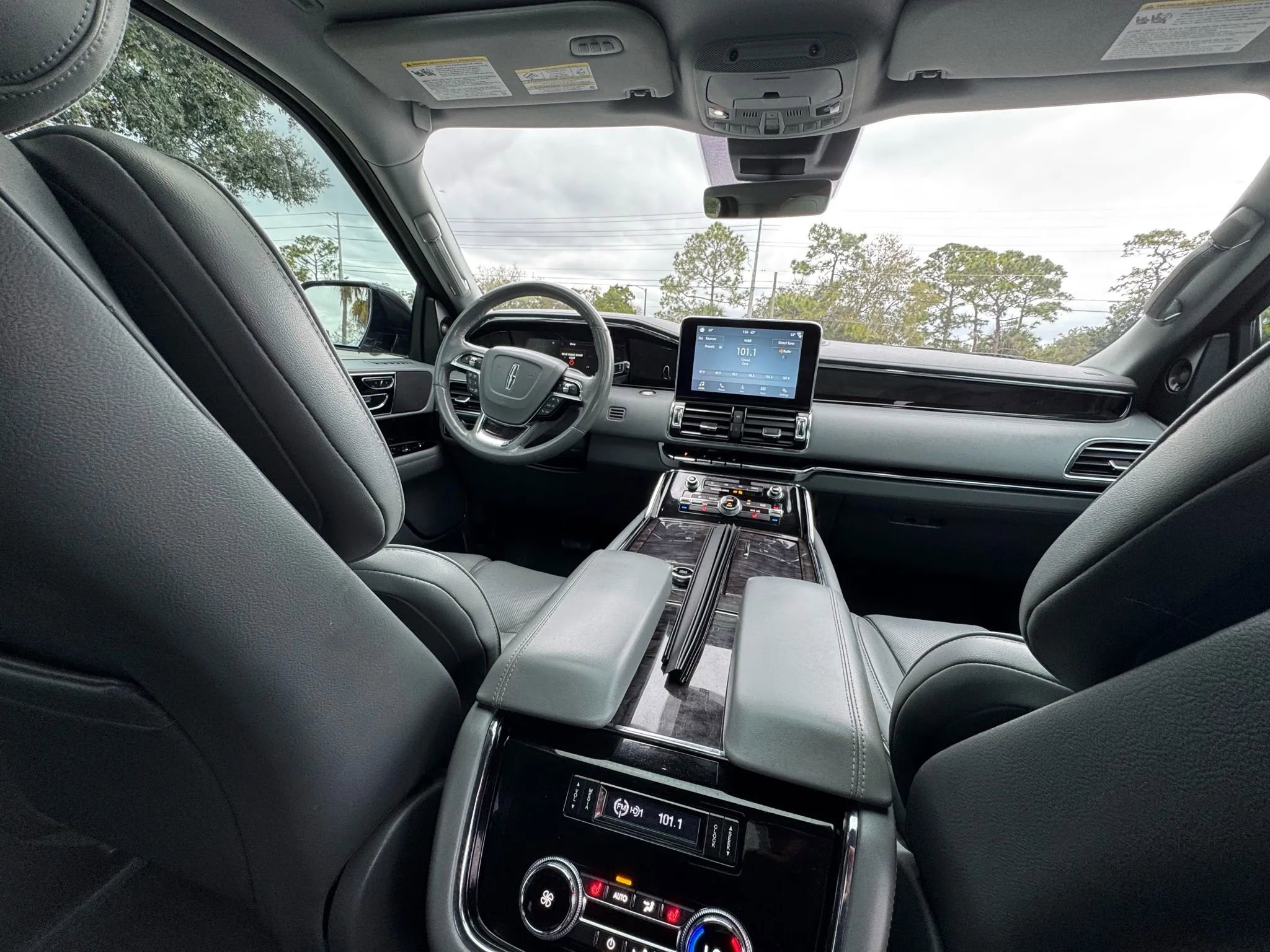 Used 2018 Lincoln Navigator Select w/ Technology Package AWD/4WD image 16