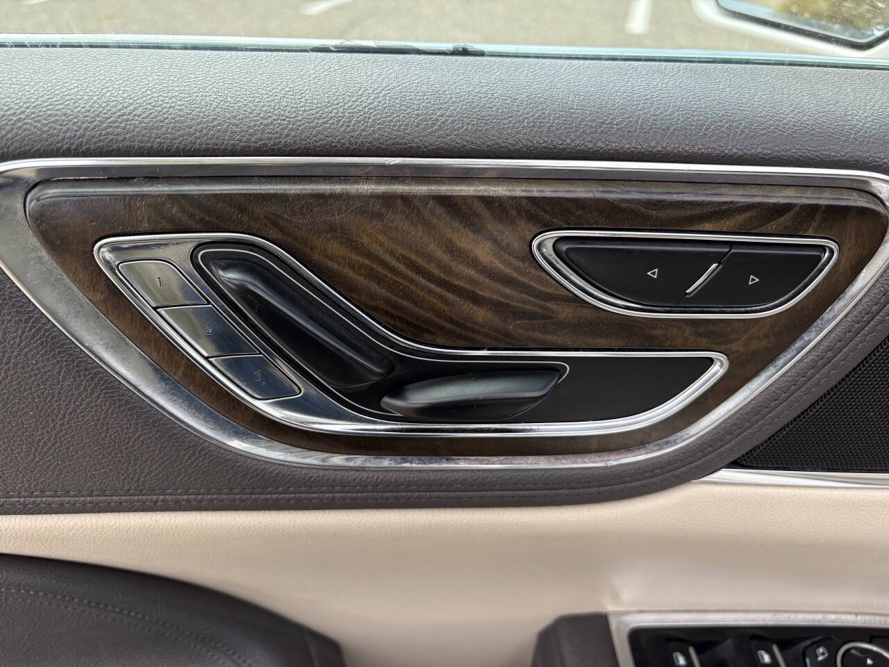 Used 2017 Lincoln Continental Premiere FWD image 38