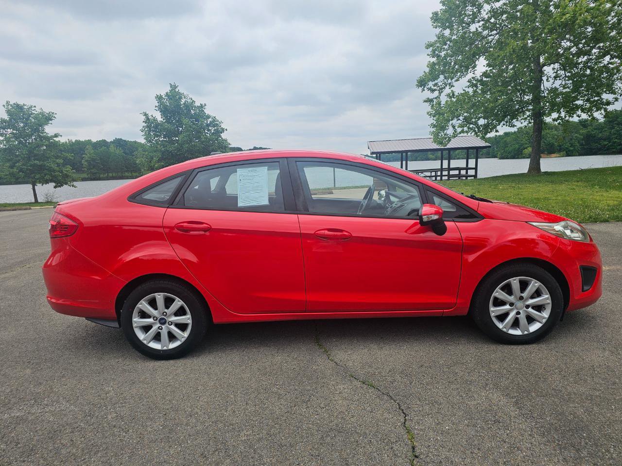 Used 2013 Ford Fiesta SE FWD image 4