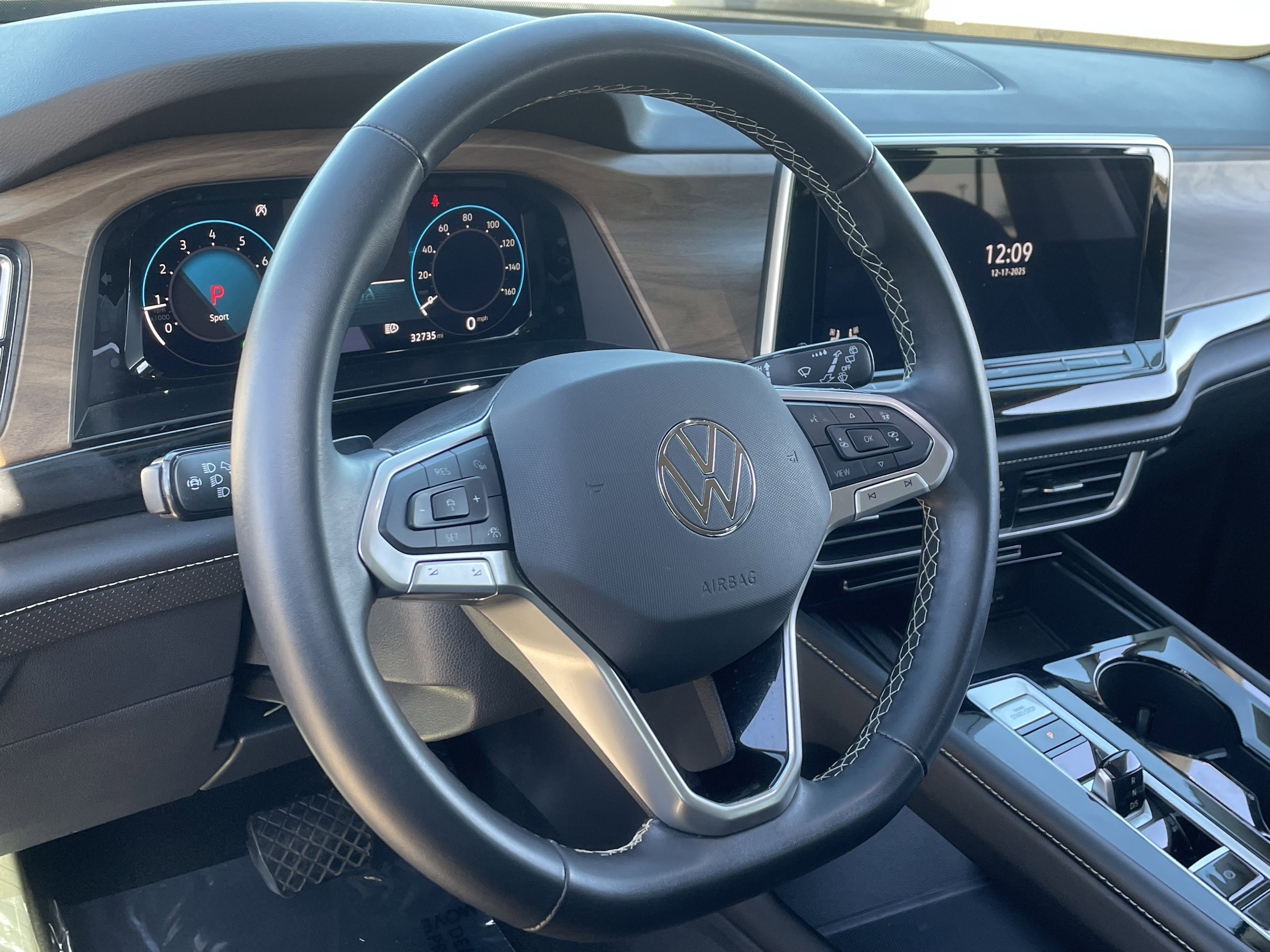 Used 2025 Volkswagen Atlas SE image 23