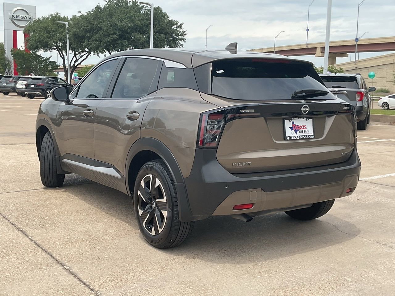Used 2025 Nissan Kicks SV AWD/4WD image 7