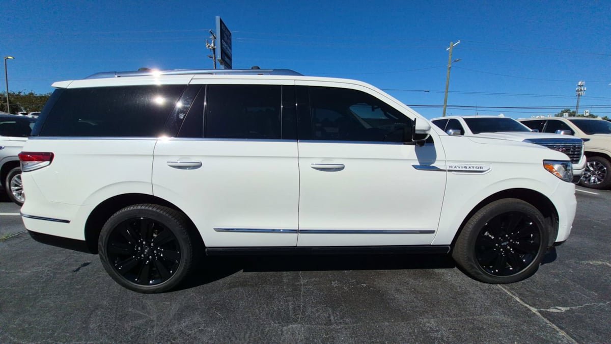 Used 2024 Lincoln Navigator Reserve AWD/4WD image 6