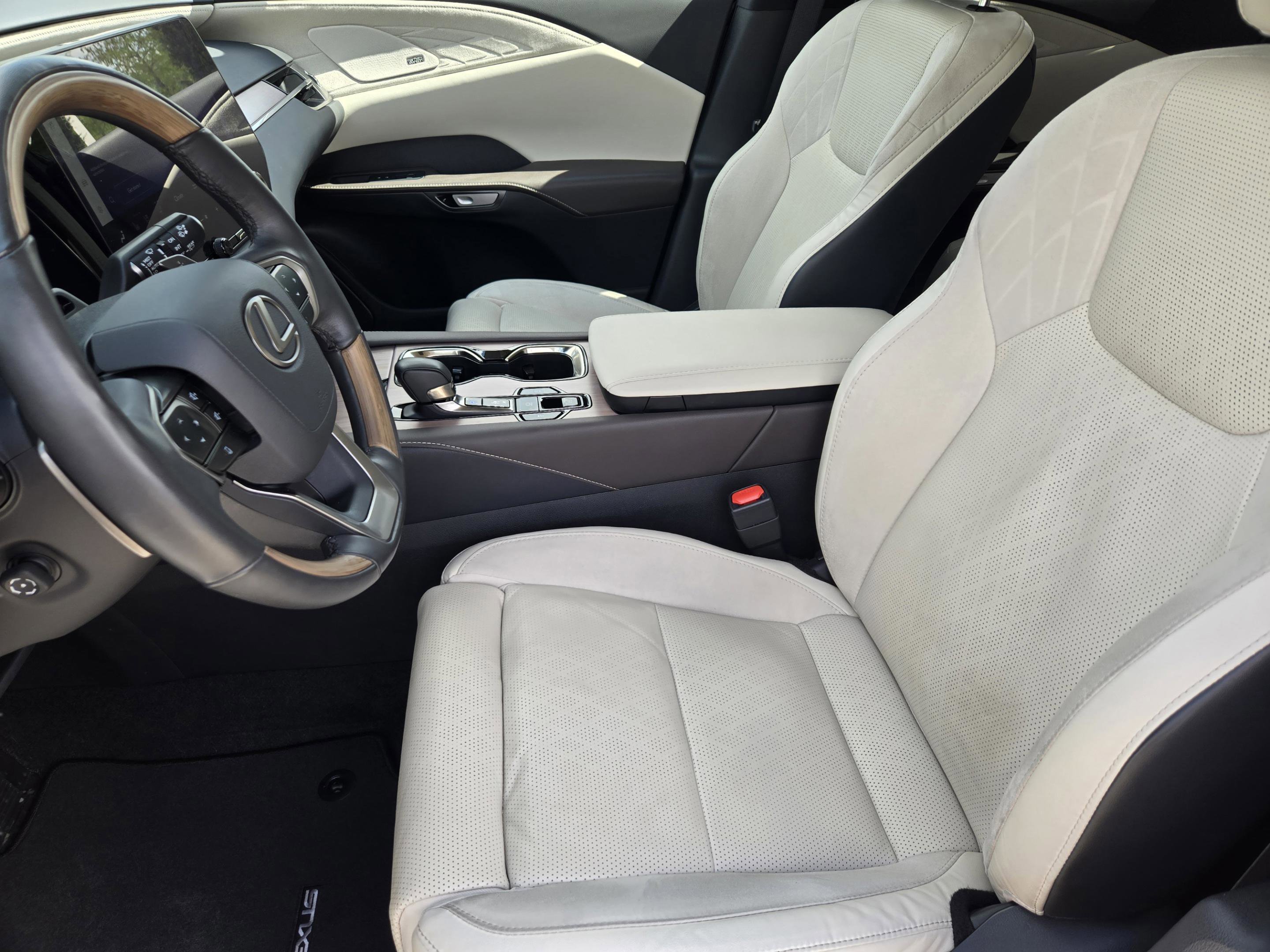 Used 2023 Lexus RX 350 FWD w/ Accessory Package image 20