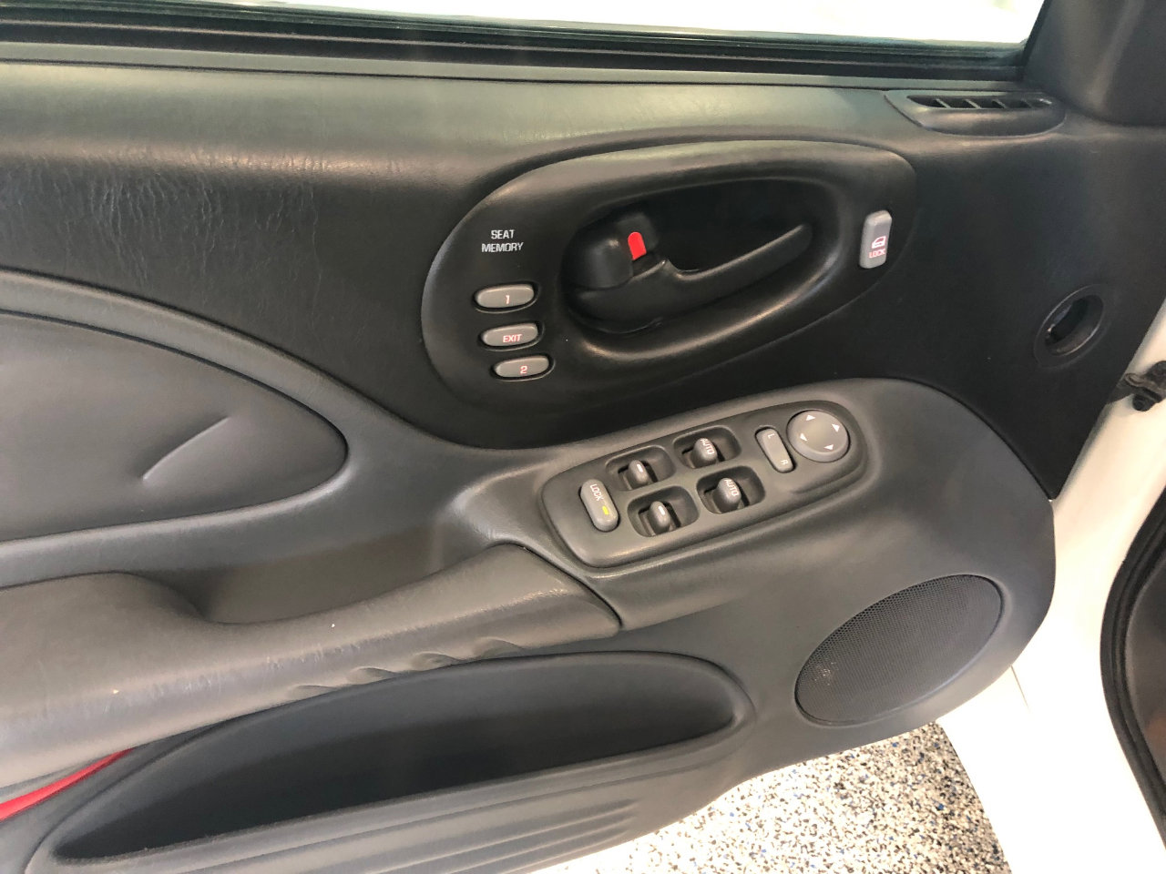 Used 2003 Pontiac Bonneville SSEi image 6