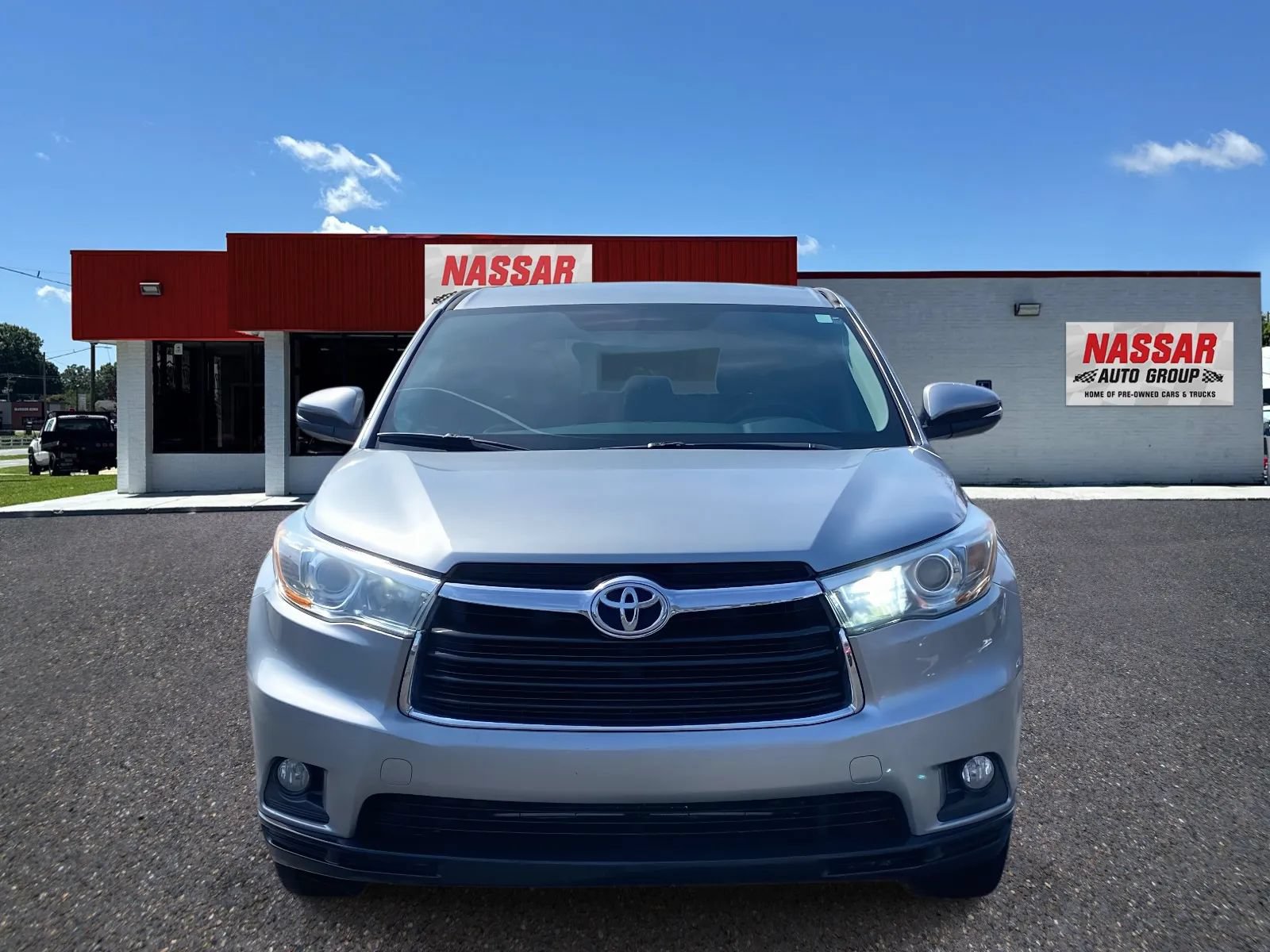 Used 2015 Toyota Highlander Plus FWD image 2