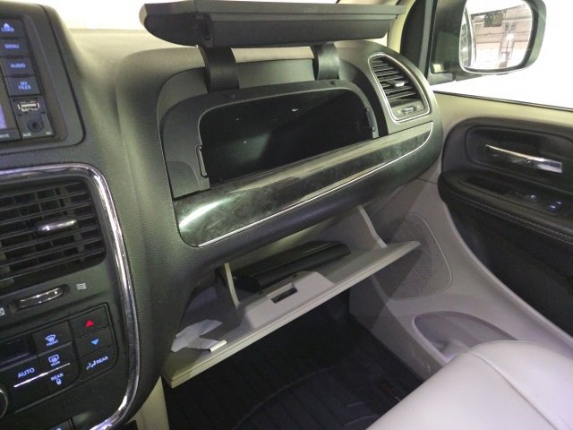 Used 2015 Chrysler Town & Country Touring image 47