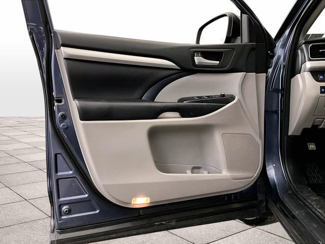 Used 2018 Toyota Highlander XLE AWD/4WD image 23
