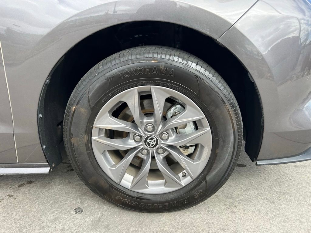 Used 2024 Toyota Sienna LE w/ LE Plus Package AWD/4WD image 35