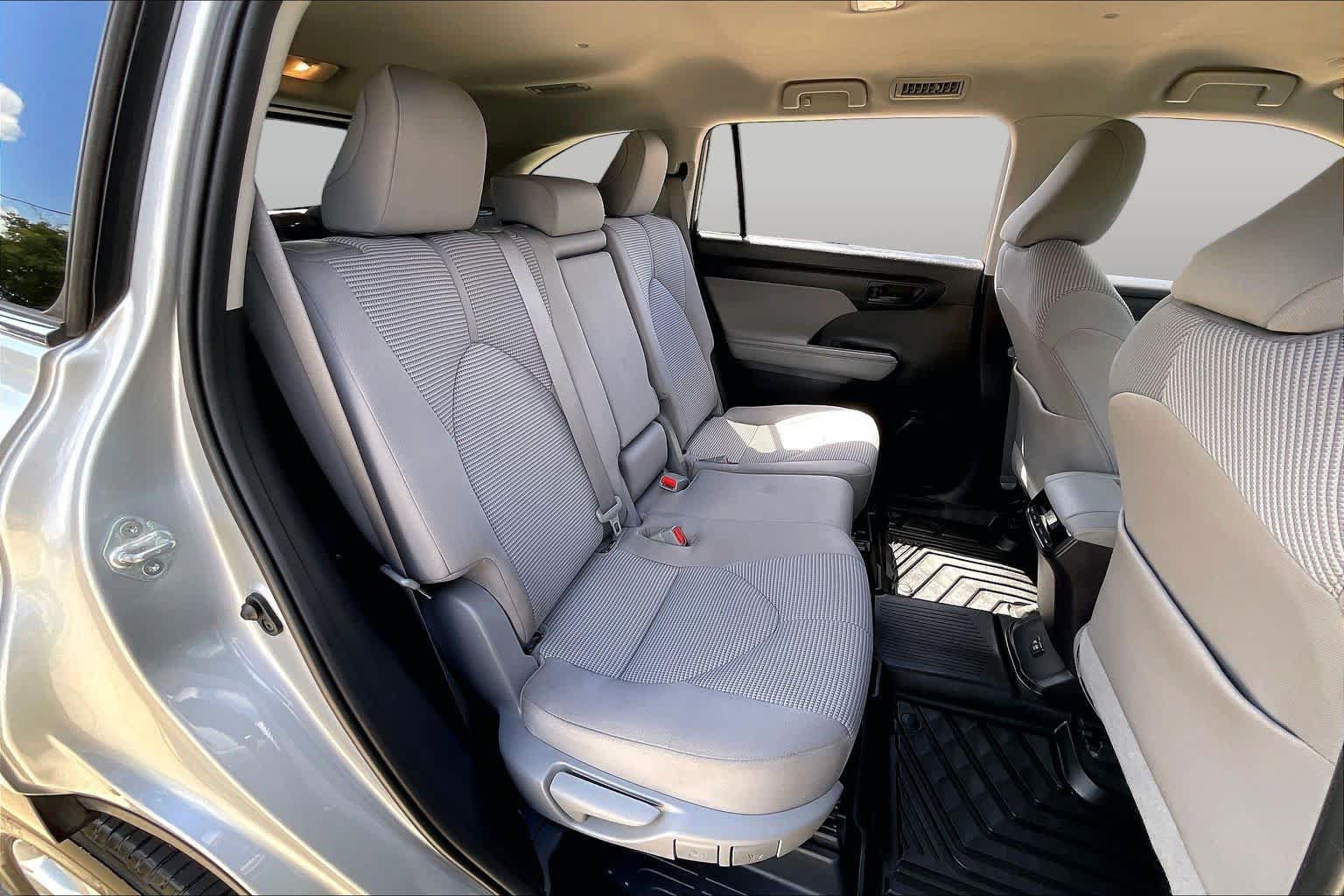 Used 2021 Toyota Highlander LE FWD image 15
