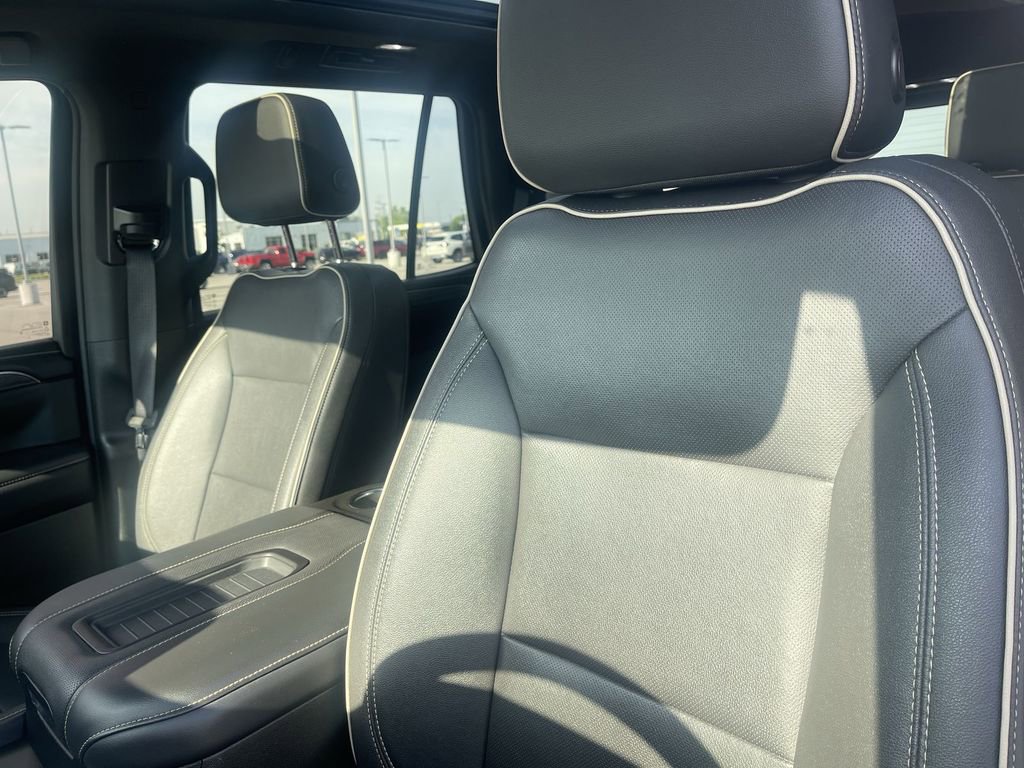 Used 2023 GMC Yukon SLT AWD/4WD image 7