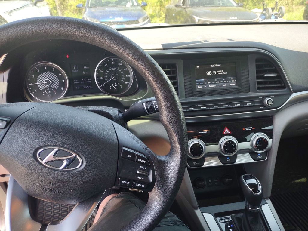 Used 2019 Hyundai Elantra SE w/ Winter Weather Package FWD image 9