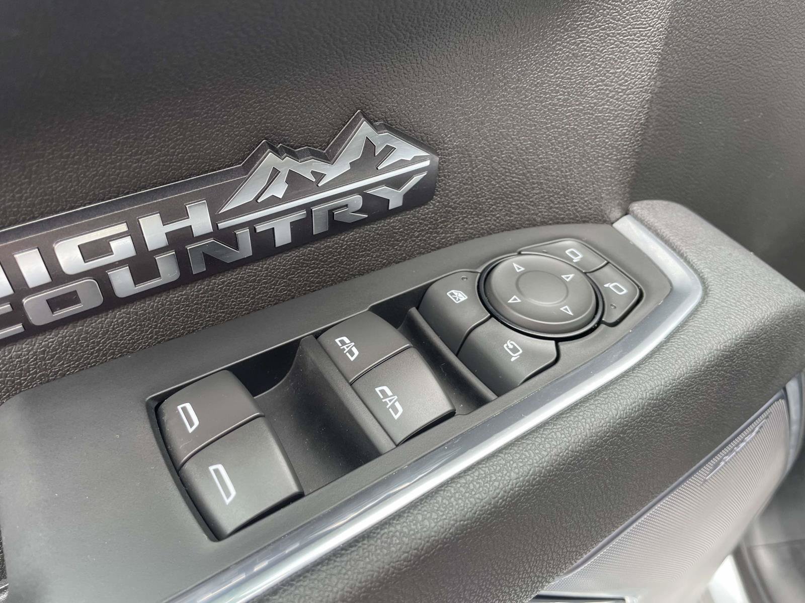 Used 2025 Chevrolet Silverado 1500 High Country w/ Technology Package AWD/4WD image 6