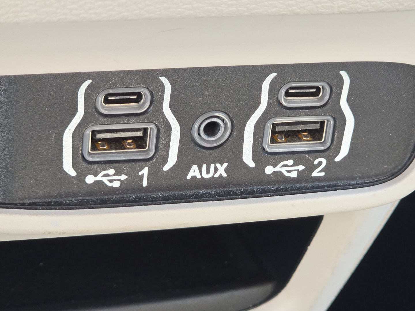 Used 2023 Chrysler Pacifica Touring-L FWD image 8
