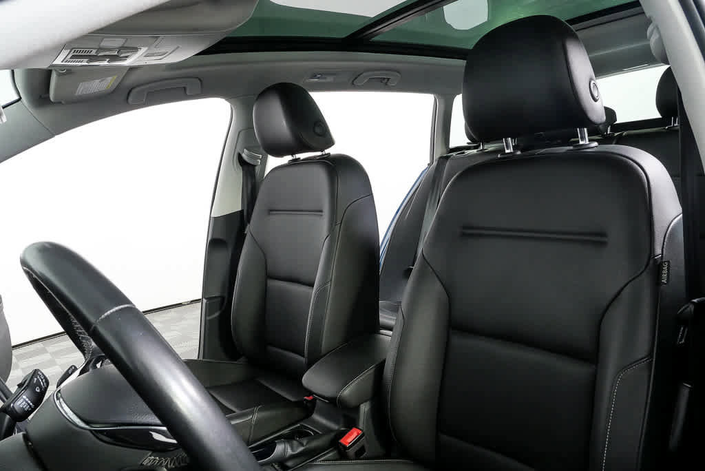 Used 2019 Volkswagen Golf SE image 5