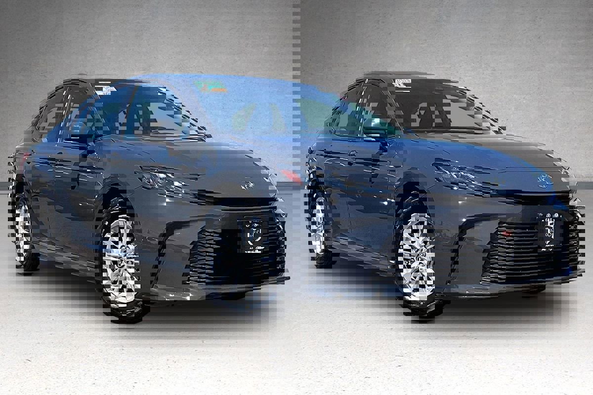 Used 2025 Toyota Camry LE image 2