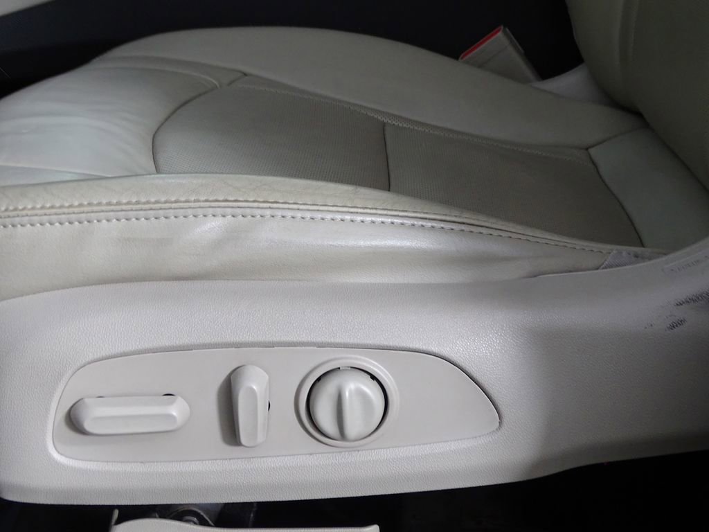 Used 2020 Buick Enclave Essence w/ LPO, Luxury Package image 19