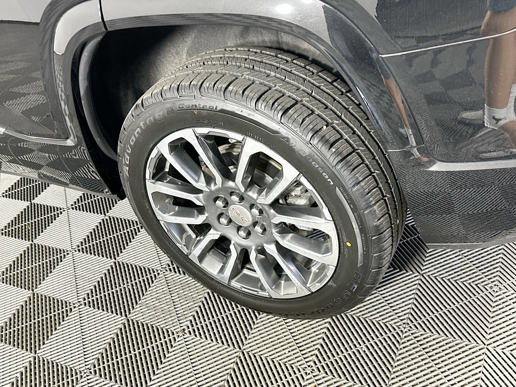 Used 2020 GMC Acadia Denali w/ Technology Package FWD image 43