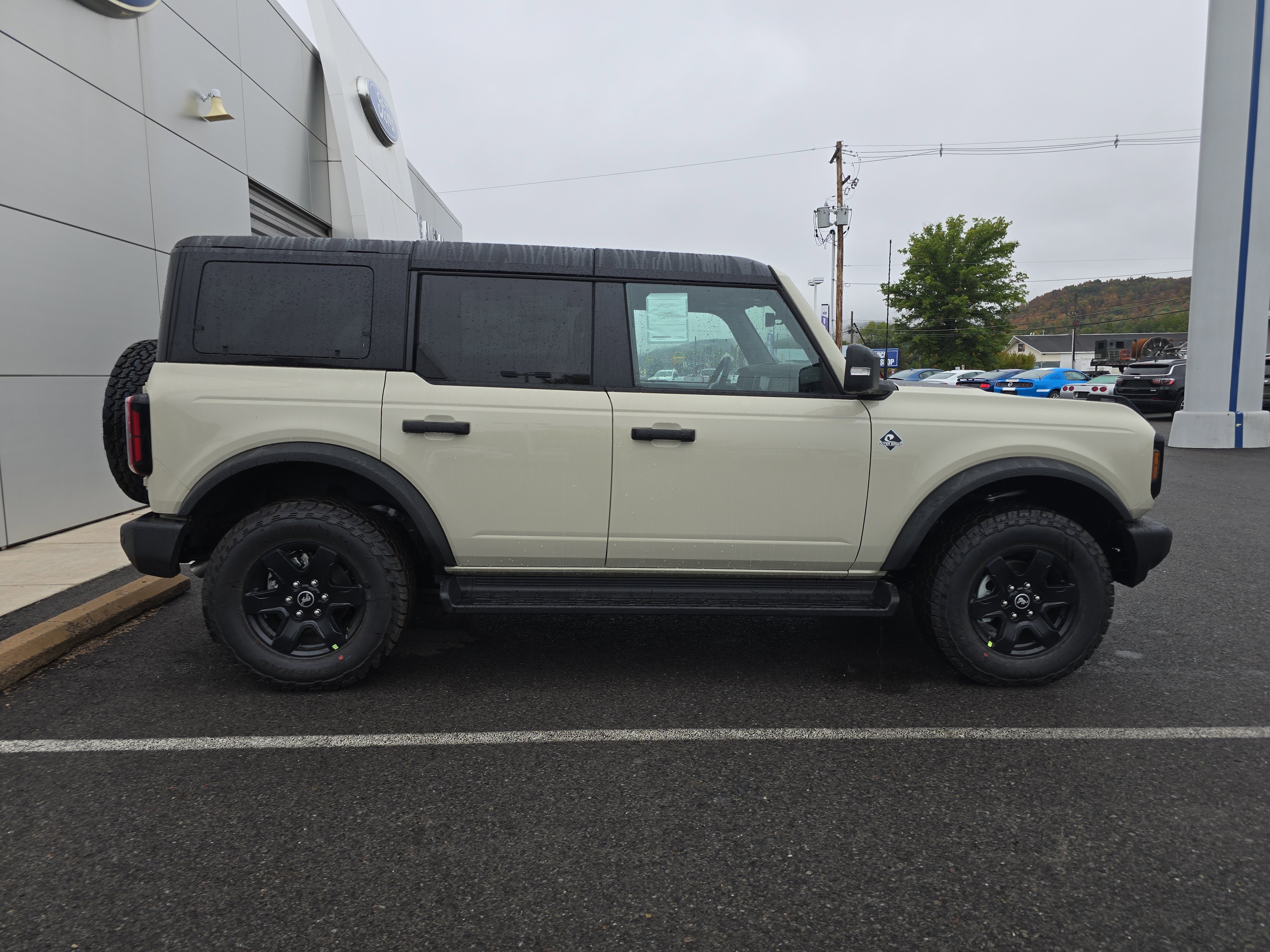 New 2025 Ford Bronco Outer Banks image 2