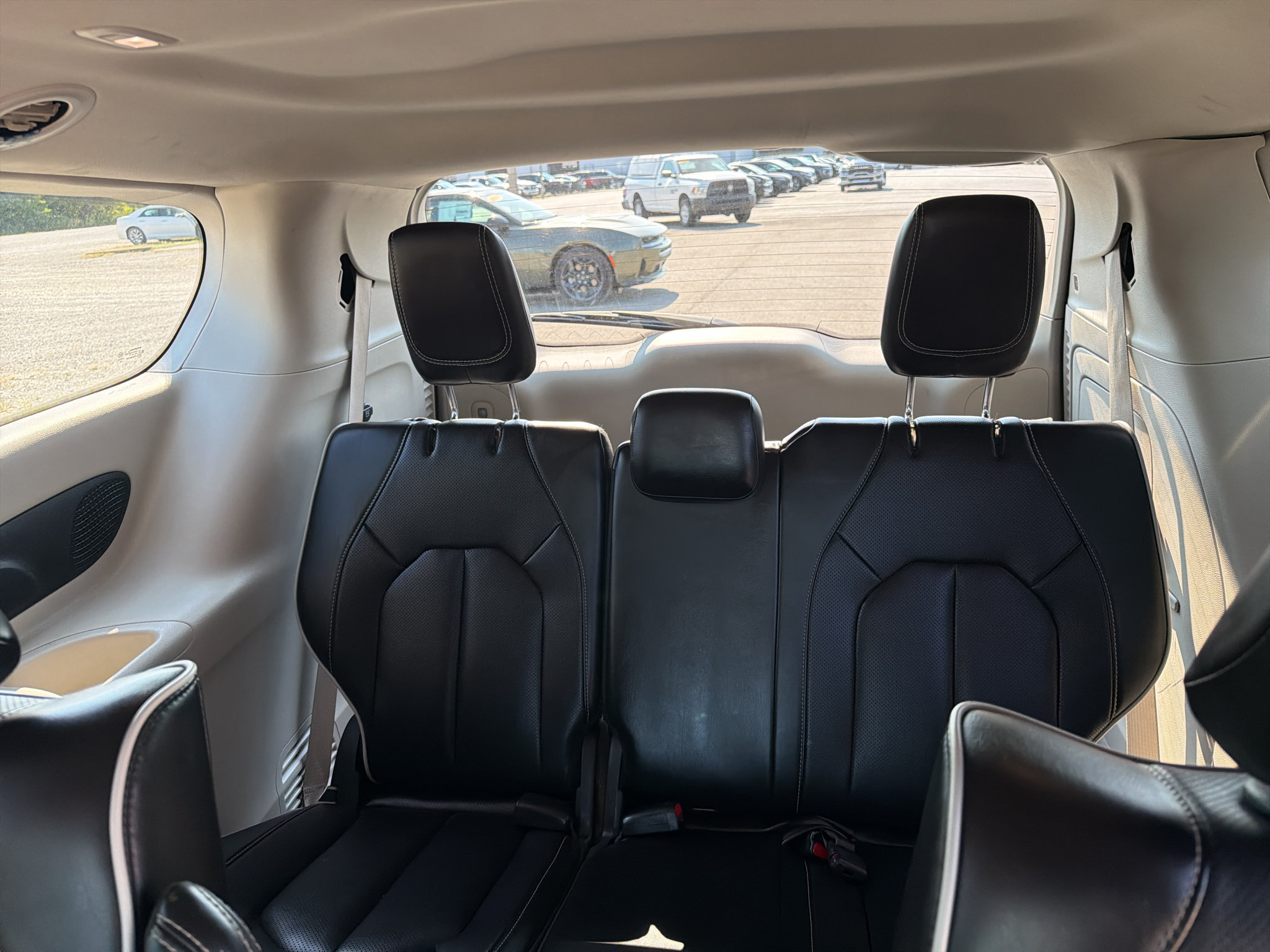 Used 2023 Chrysler Pacifica Limited FWD image 12