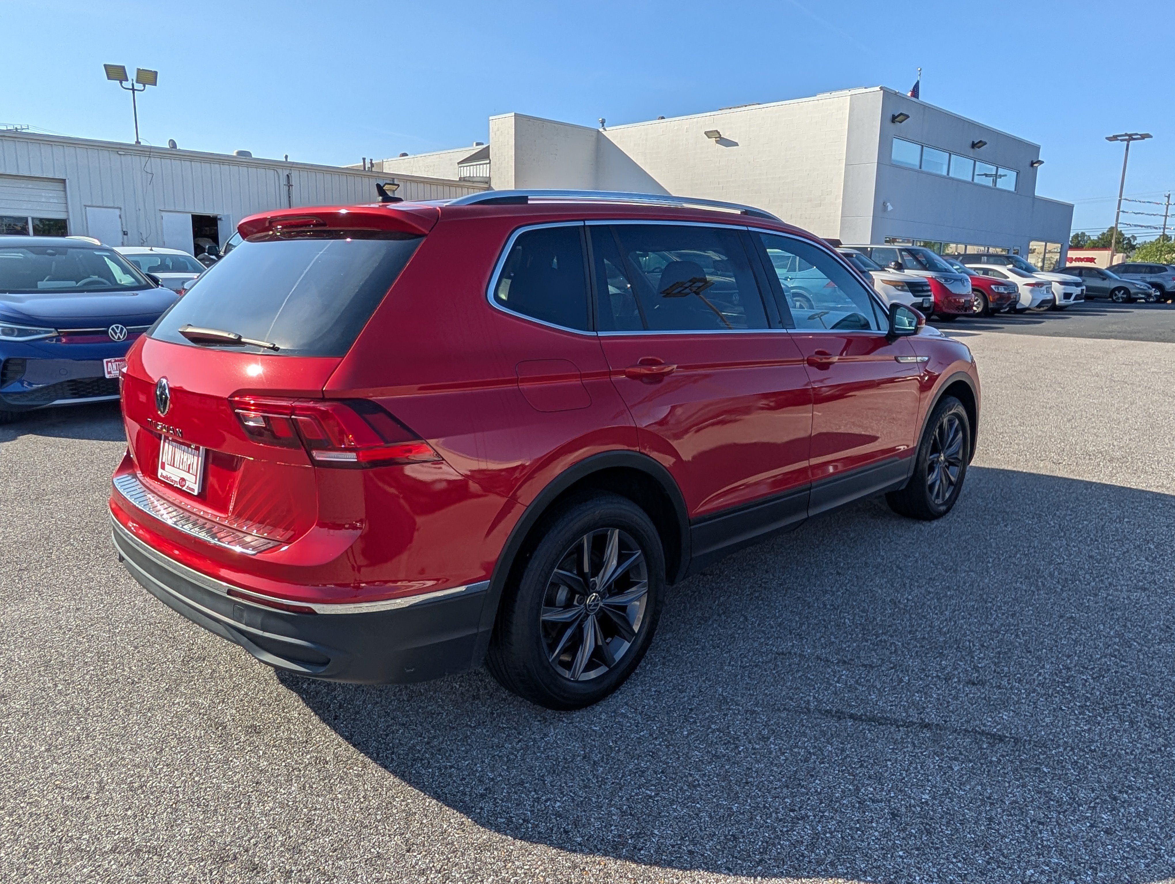 Used 2023 Volkswagen Tiguan SE FWD image 3