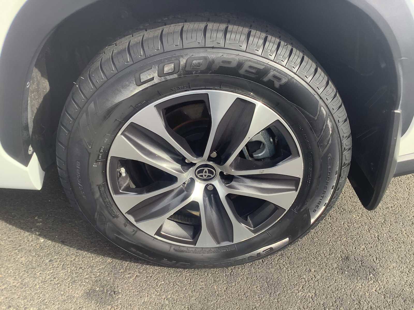 Used 2023 Toyota Highlander XLE image 7