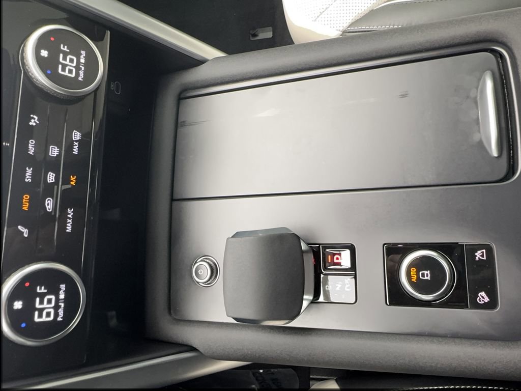 Used 2023 Land Rover Discovery Metropolitan Edition AWD/4WD image 44