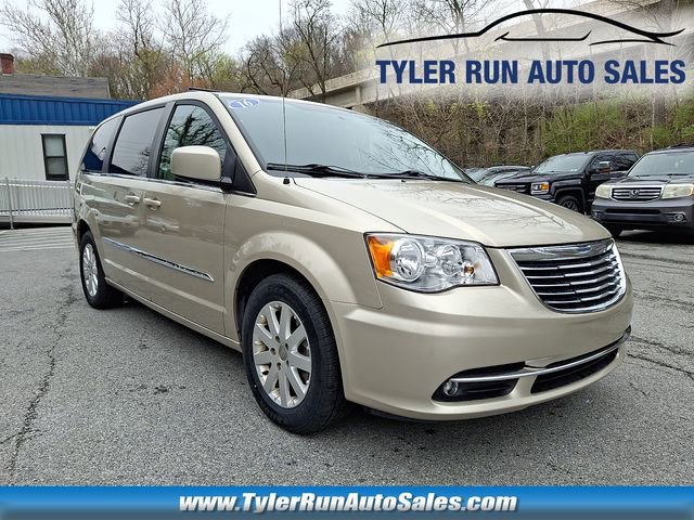 Used 2016 Chrysler Town & Country Touring image 1
