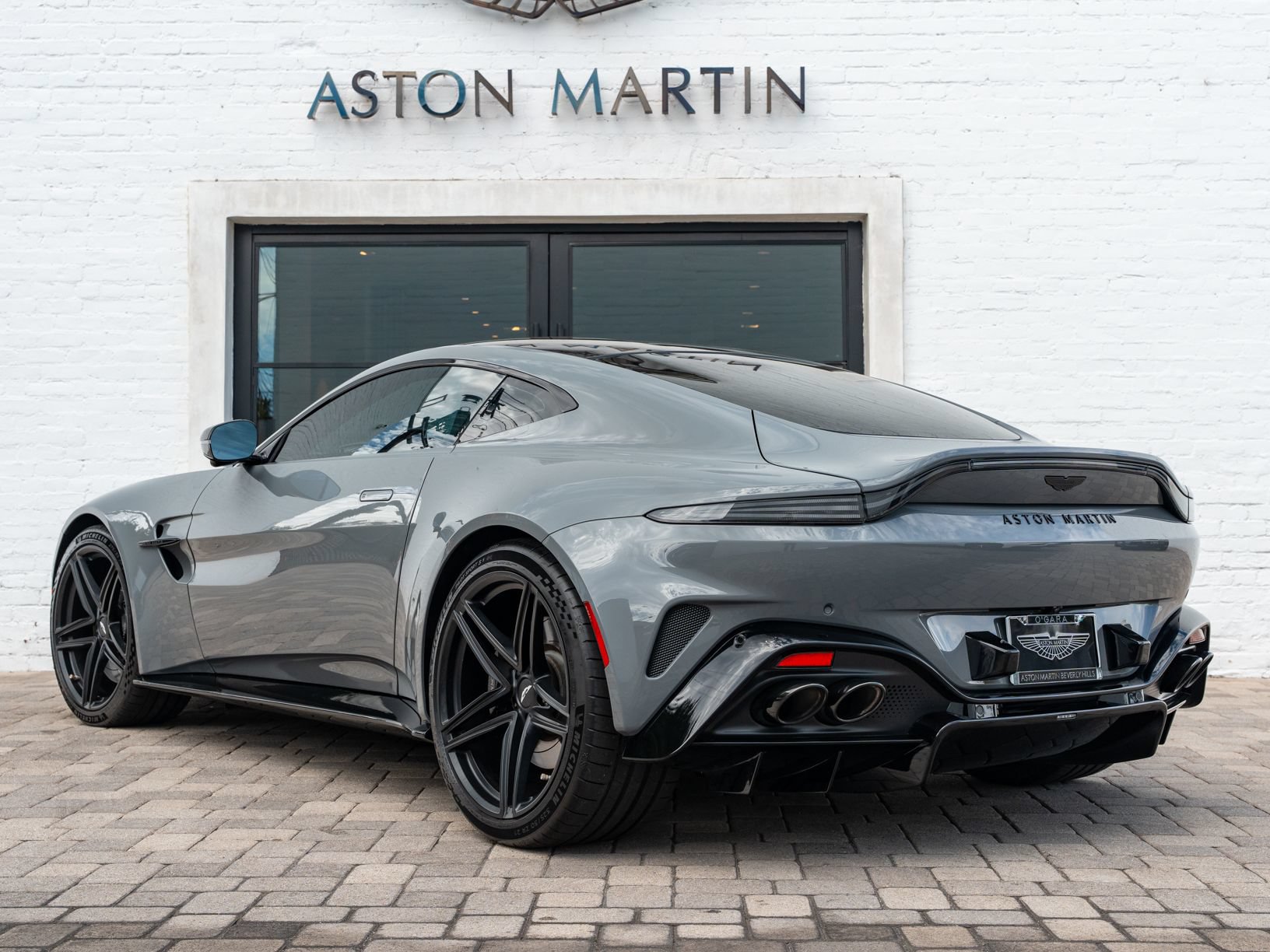 Used 2025 Aston Martin V8 Vantage Coupe RWD image 2