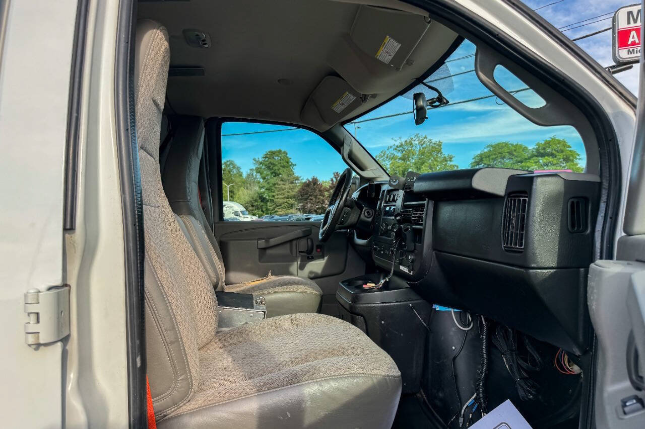 Used 2018 Chevrolet Express 2500 w/ Driver Convenience Package RWD image 12