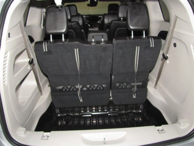Used 2023 Chrysler Pacifica Touring-L image 14