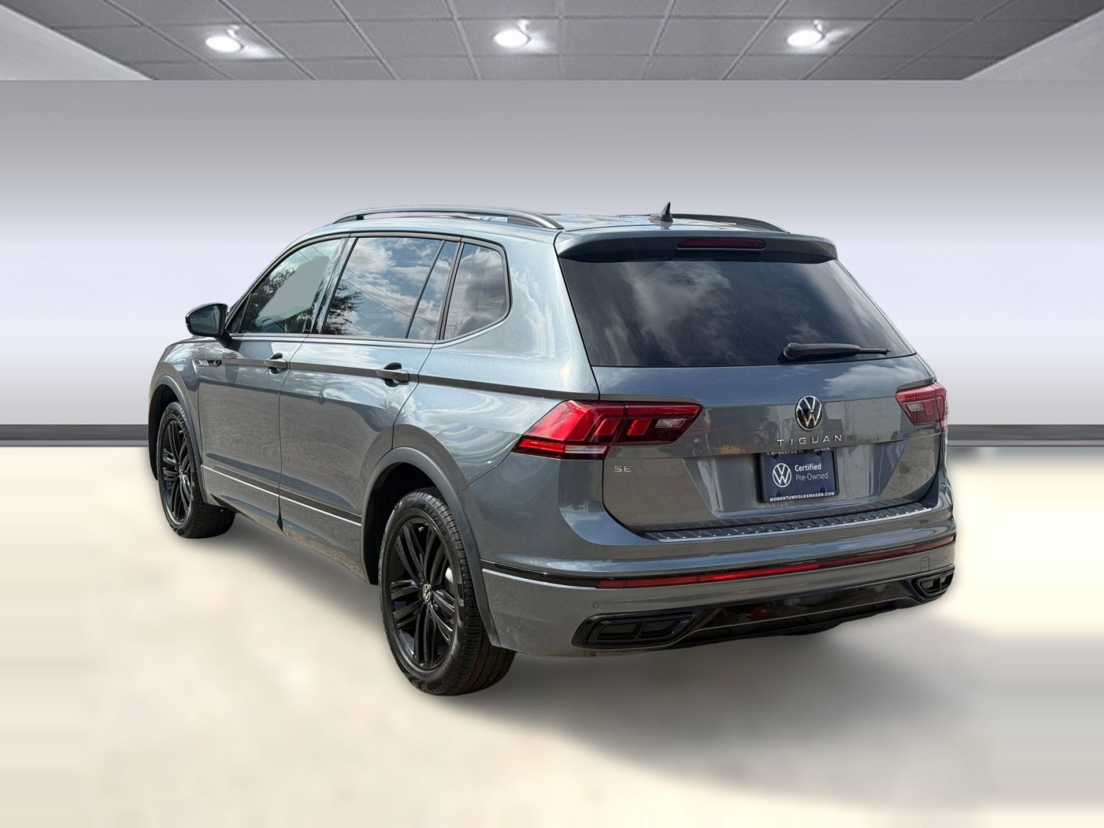 Certified 2022 Volkswagen Tiguan SE R-Line image 3