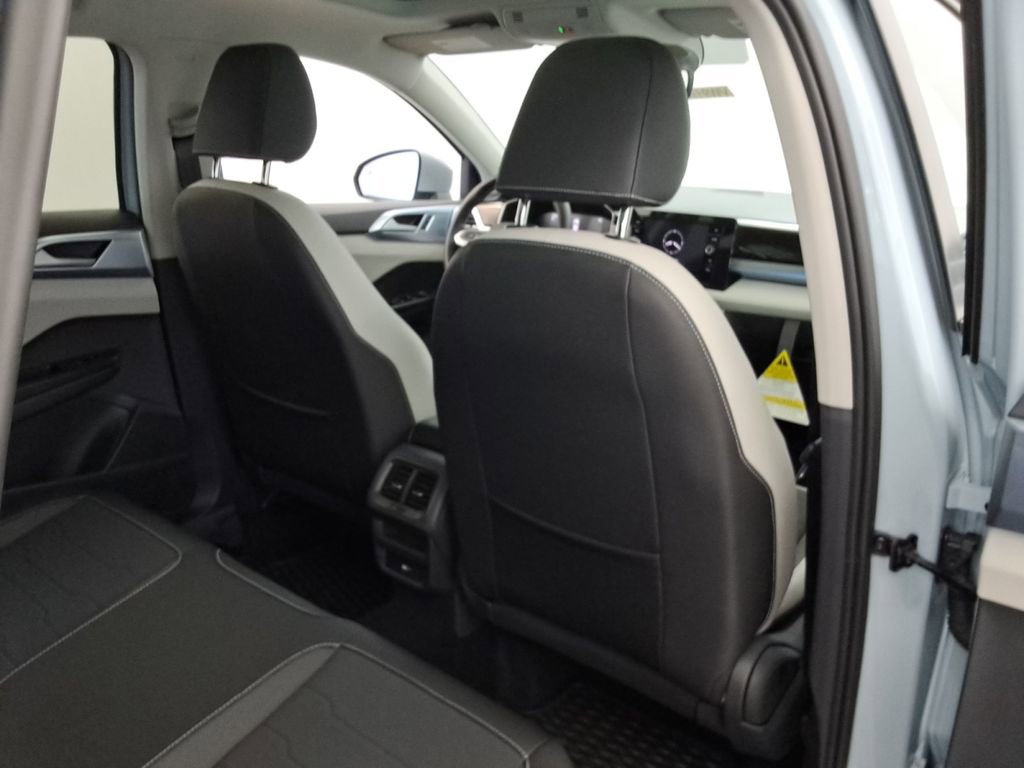 Certified 2025 Volkswagen Taos SE w/ Panoramic Sunroof Package image 23