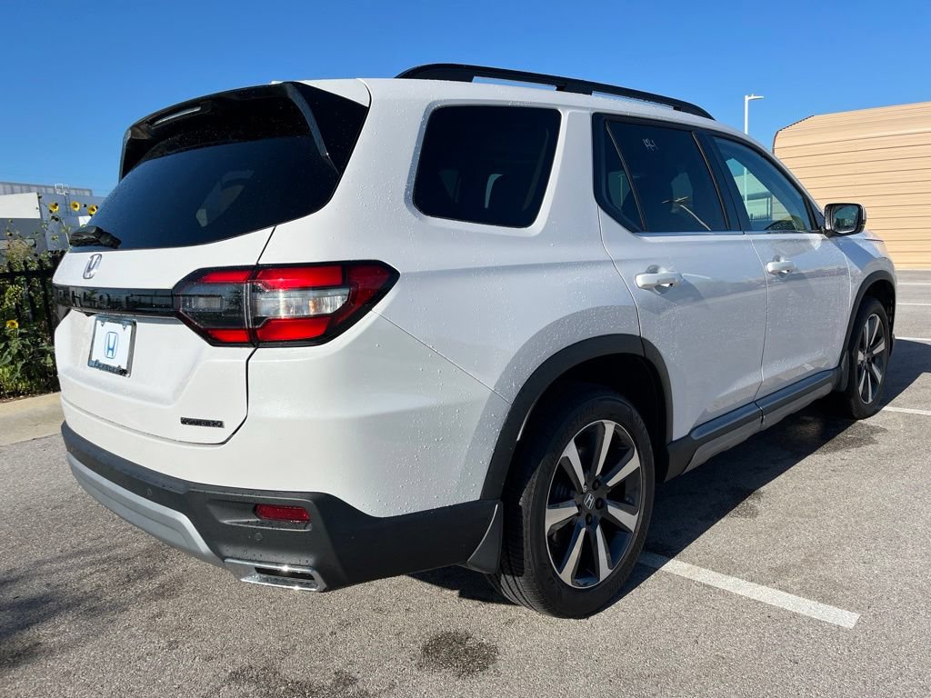 Certified 2025 Honda Pilot Touring image 4